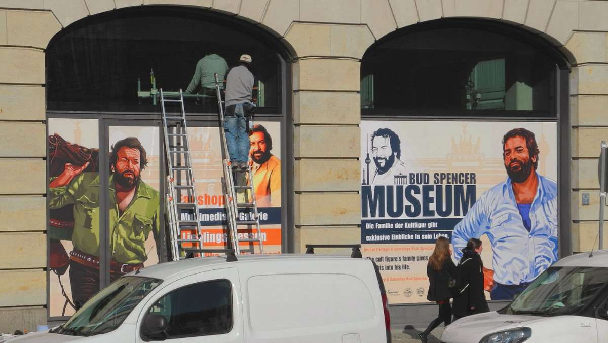  Schauspieler Bud Spencer erhält fünf Jahre nach seinem Tod eine eigene Ausstellung in Berlin. Ab Ende Juni können Fans die Schau besuchen, wie der Betreiber am Montag mitteilt. 