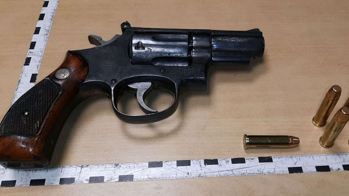 Vorfall auf A5 im Kreis Karlsruhe: Zwei Männer mit geladenem Revolver erwischt und festgenommen