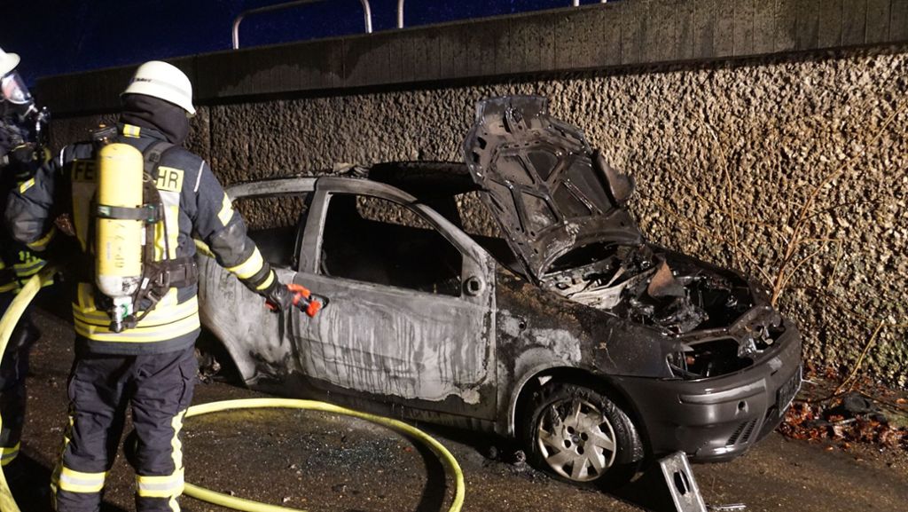 Brand an der A8 bei Wiesensteig: Fiat geht auf Parkplatz in Flammen auf – Brandstiftung vermutet