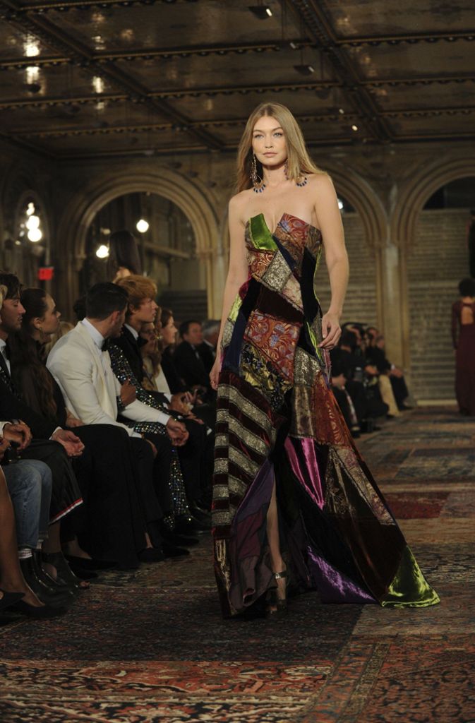 Supermodel Gigi Hadid lief für Ralph Lauren im Central Park in der Bethesda Terrace.