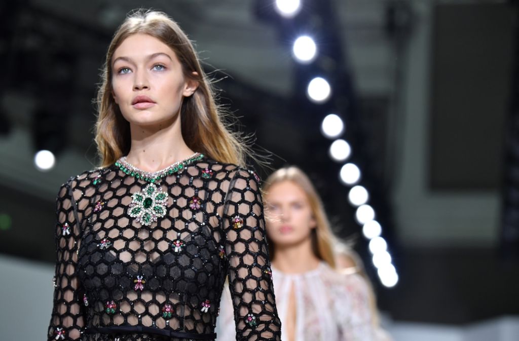 Supermodel Gigi Hadid läuft für Giambattista Valli. Unter dem transparenten Teil ist das schwarze Bralette – einer der Trends der Fashion Week in Paris – sichtbar.