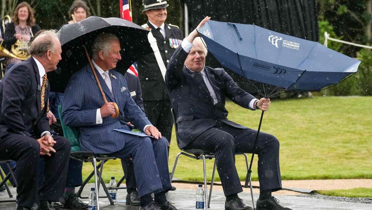 Selbst Prinz Charles muss lachen: Boris Johnson im Kampf mit dem Regenschirm