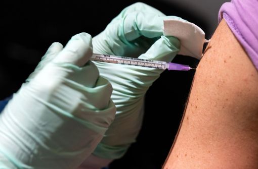 Vor allem die Lücke bei der Impfung gegen Humane Papillomviren (HPV) bereitet Sorgen. (Symbolbild) Foto: dpa/Bernd von Jutrczenka