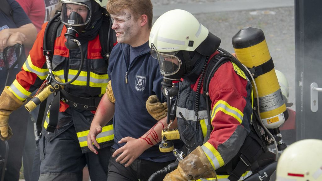 Feuerwehr in Hemmingen: Unter  dichtem Rauch zu den Flammen  krabbeln