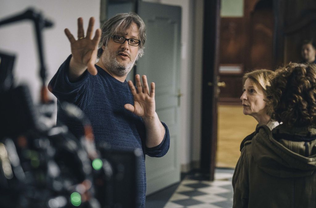 Der Regisseur Sebastian Marka erklärt Dagmar Manzel, wie er sich die nächste Szene vorstellt.