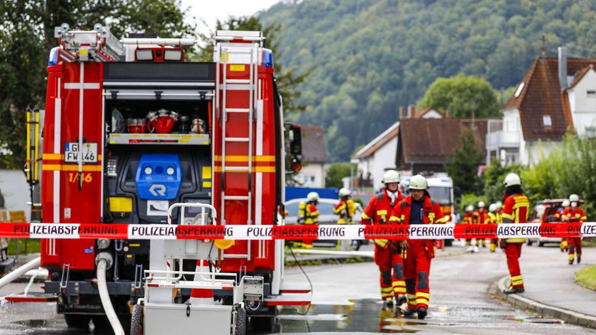  In einem Haus in Geislingen kommt es am Mittwochnachmittag zu einer Explosion. Feuerwehr und Energieversorger stellen Gas im Gebäude fest. Der Schaden ist hoch. 