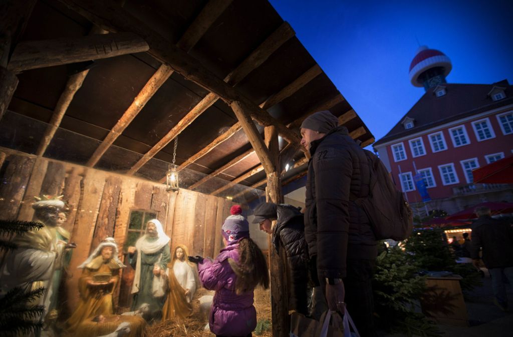 Für die Schorndorfer Weihnachtswelt (30.11. bis 21.12.) trägt sogar das Rathaus ein passendes Mützchen.