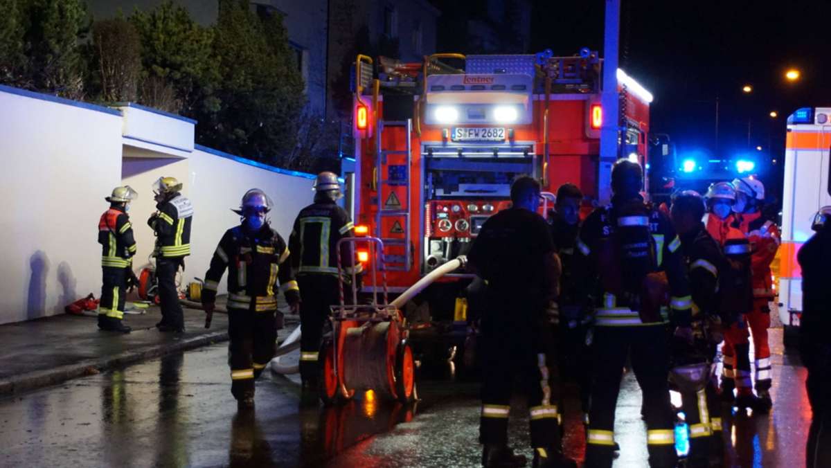  Am Dienstagabend kommt es in einem Wohnhaus im Stuttgarter Norden zu einer Rauchentwicklung. Die Rettungskräfte können eine Person nur noch tot bergen. 