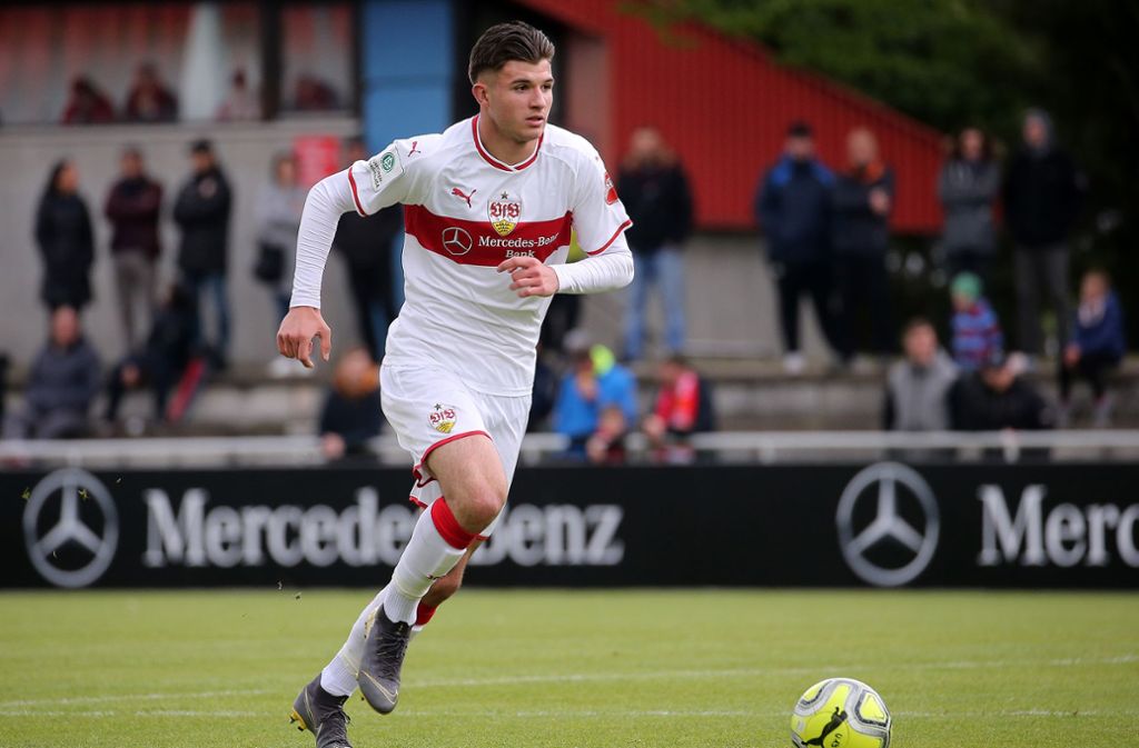 Abwehrspieler Antonis Aidonis (18) legte eine starke Saison mit der A-Jugend des VfB hin und schnupperte auch schon Bundesligaluft. Er wird wohl fest zu den Profis aufrücken, sein Vertrag gilt bis 2021.