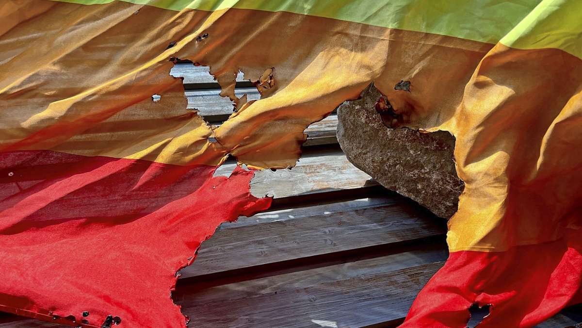 Vorfall in Stuttgart: Unbekannte zünden Regenbogenfahne an