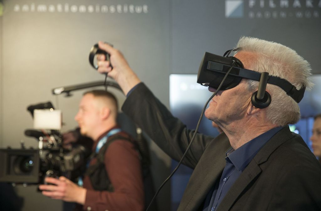 Ministerpräsident Winfried Kretschmann begab sich in die virtuelle Realität.