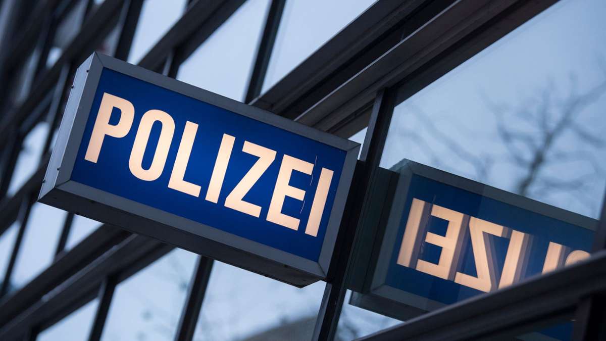 Im Kreis Tuttlingen: Betrunkener fährt mit Auto gegen Polizeigebäude