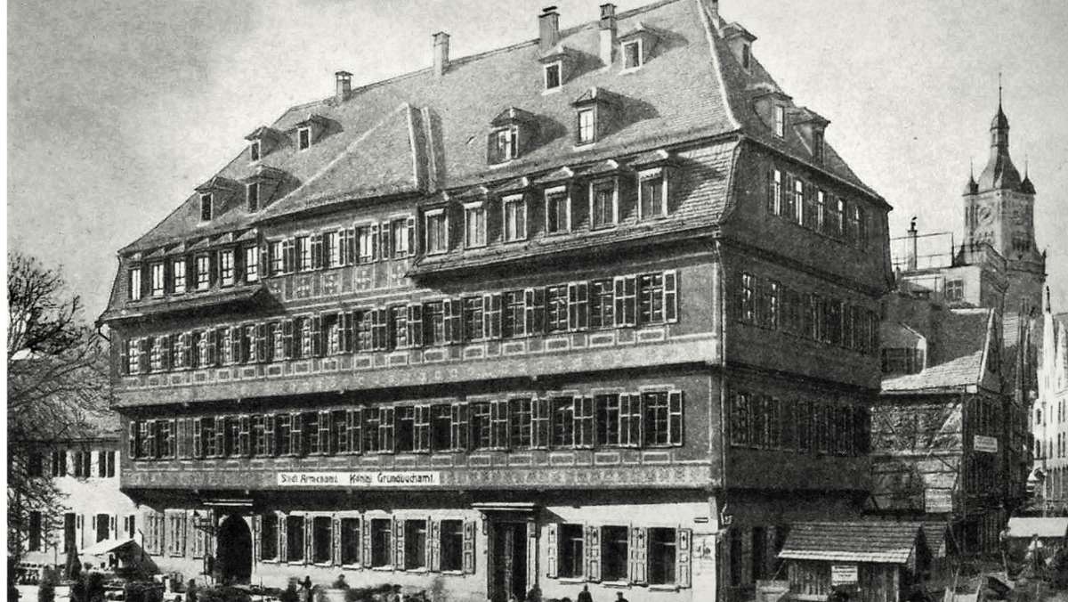  Er galt als vornehmes Hotel: der Gasthof Zum König von England. Erhalten hat sich der Name und ein kleines Portal. Lokalchef Jan Sellner blättert ein Stück Stadtgeschichte auf. 