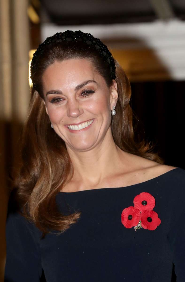 Nein, nicht das Kleid, hier geht es um den Kopfputz: Bei einem Termin zum Weltkriegsgedenken in der Royal Albert Hall bändigte Herzogin Kate ihre Mähne mit einem Glitzerhaarreif von Zara (rund 18 Euro).