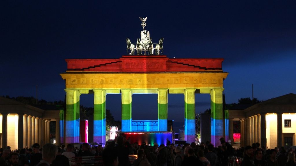 Brandenburger Tor in Berlin: Regenbogenfarben gegen den Terror