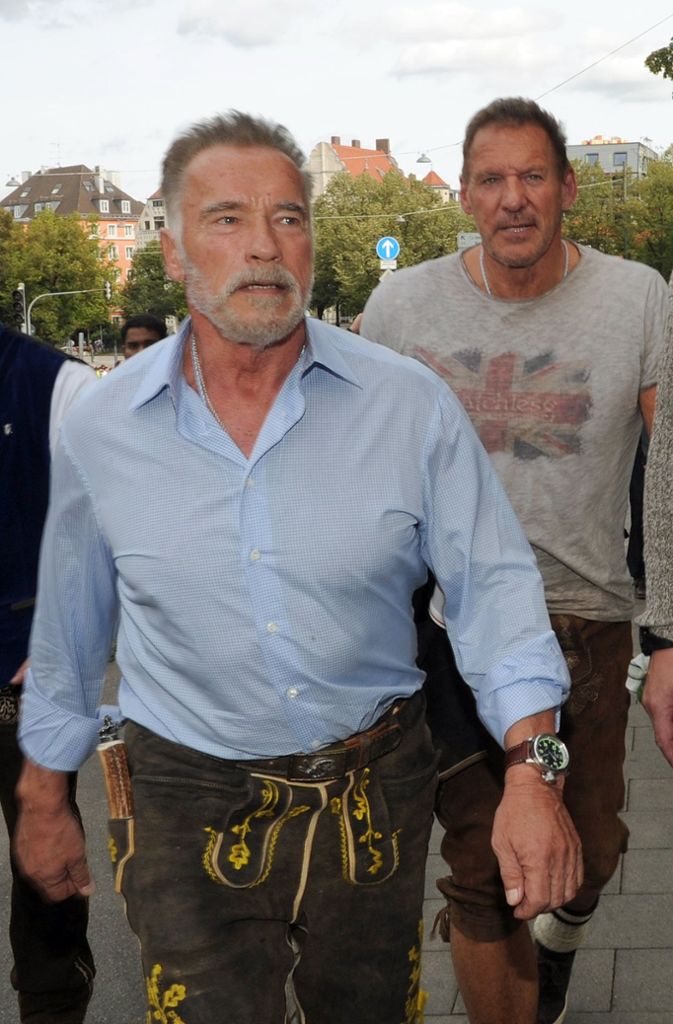 Auch Arnold – Arnie – Schwarzenegger hat sich auf der Wiesn blicken lassen.Der Look: Arnold Schwarzenegger erschien stilecht in der Hirschledernen mit seitlichem Trachtenmesser (oder war es nur ein Flaschenöffner?) und Almöhi-Kinnbart-Verschnitt.Die Botschaft: Liebe Laid, die Hos’n is no a Erbstück von maim Ururuurgroßvoatter.Das Urteil: Arnold Schwarzenegger ist eigentlich ein alter Wiesn-Fuchs, umso mehr fragt man sich, wie er bloß auf diese disharmonische Lederhosen-Business-Hemd-Kombi gekommen ist.