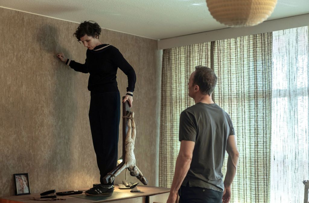 In der Wohnung des Mordopfers Fritz Irrgang überlegen Nina Rubin (Meret Becker) und Karow (Mark Waschke), ob die an der Wand hängende gekreuzigte Dismas-Figur ihnen bei der Lösung des Falles weiterhelfen kann.