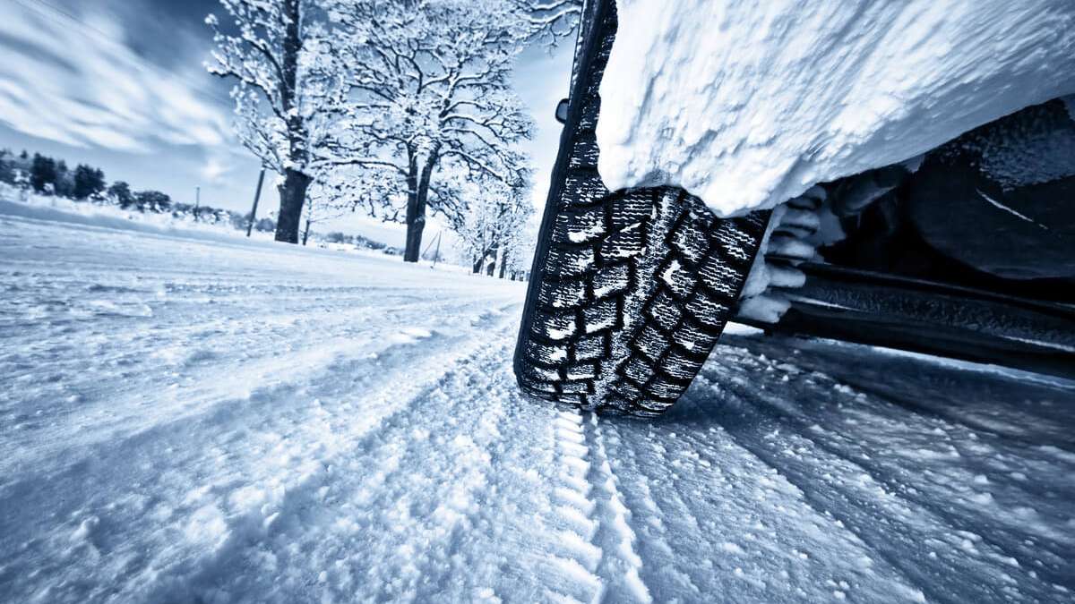 Der Winter ist für Fahrer und Auto eine besondere Herausforderung. Mit den sinkenden Temperaturen steigen Unfallrisiko sowie die Unannehmlichkeiten im Winteralltag. Das sind die 12 wichtigsten Dinge, um Ihr Auto winterfest zu machen.