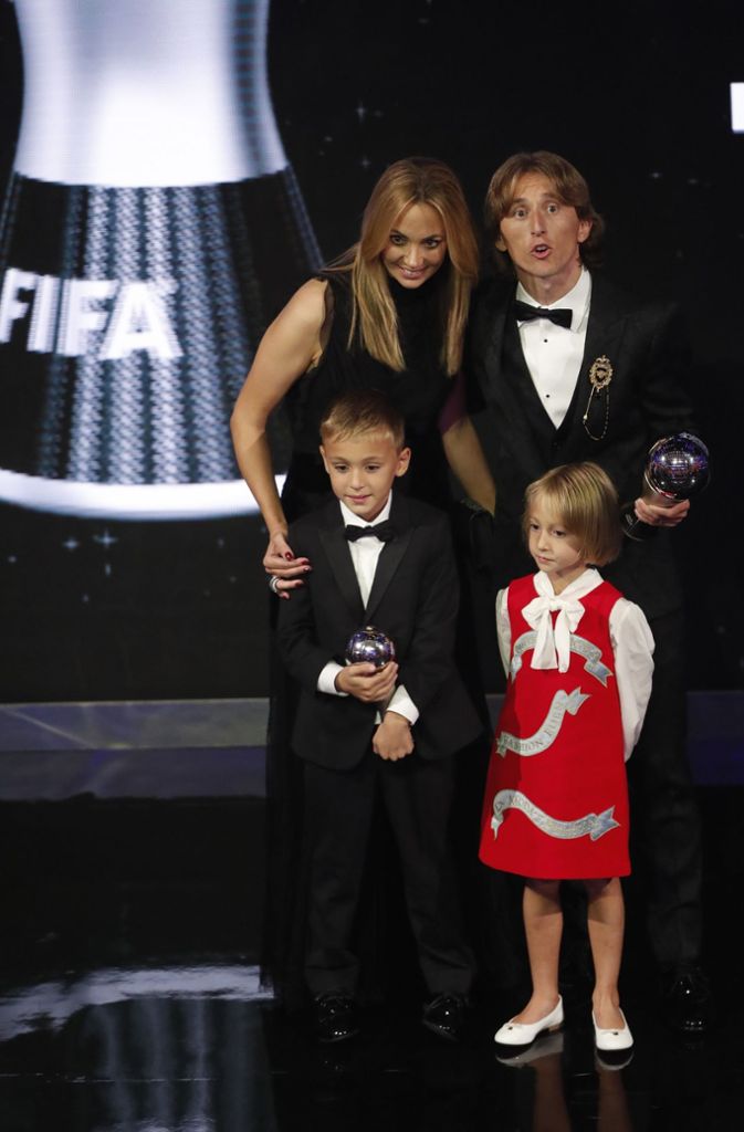 Stolze Familie: Luka Modric mit Ehefrau Vanja Bosnic, Söhnchen Ivano und Töchterchen Ema bei der Fifa-Gala in London.