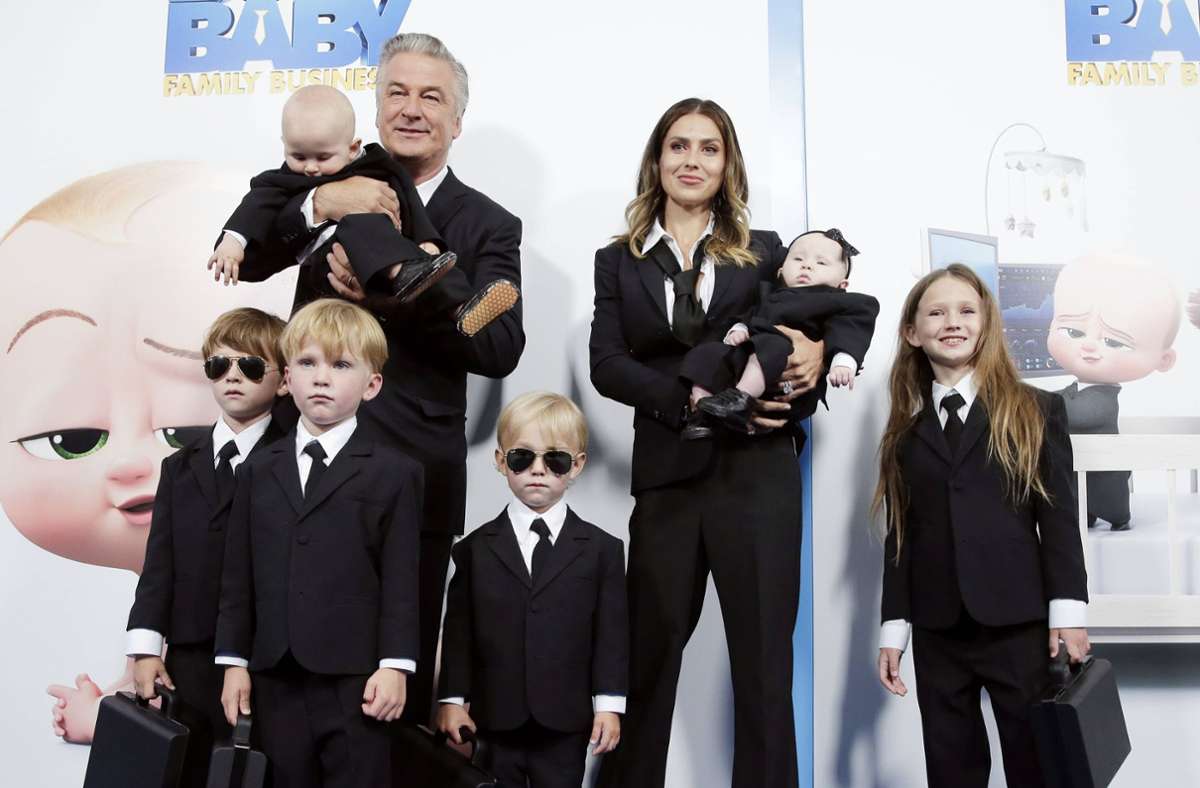Alec Baldwin 2021 mit seiner zweiten Frau Hilaria und den Kindern Lucia, Rafael, Eduardo, Leonardo, Romeo und Carmen