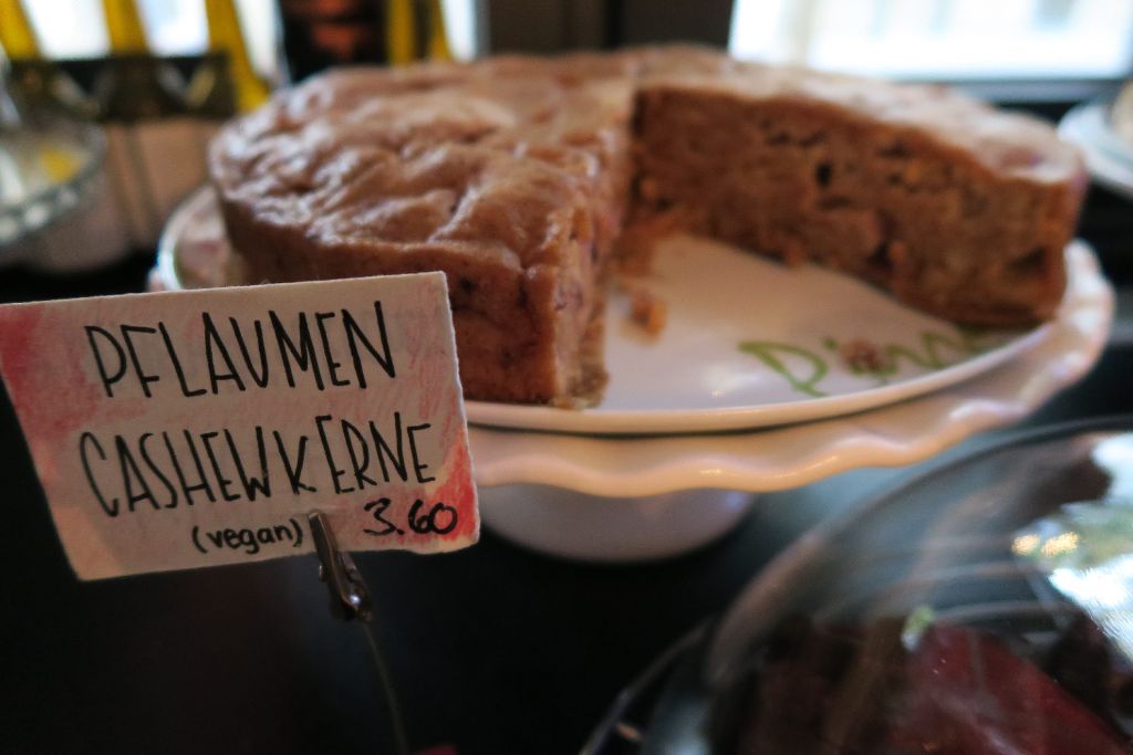Die größte Auswahl an veganen Kuchen und Quiche gibt es im Café Da an der Brennerstr. 29 im Bohnenviertel. Vom Raw-Vegan-Cup-Cake bis hin zum veganen Banana-Bread wird hier so einiges geboten. Was will man da noch mehr?