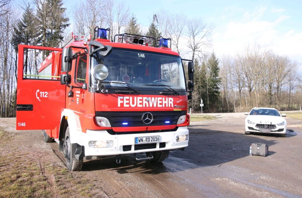 Die Feuerwehr ist am Dienstagnachmittag zu einem Fahrzeugbrand am sogenannten Rettichkreisel bei Rudersberg ausgerückt.