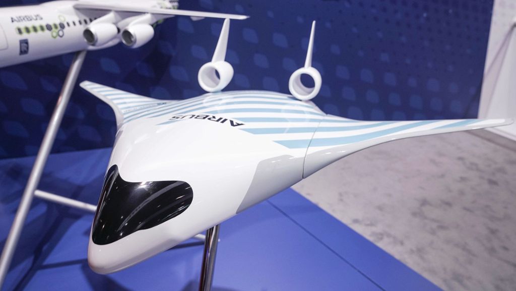  Airbus hat auf der größten asiatischen Luftfahrtmesse in Singapur ein neues Modell vorgestellt. „Maveric“ soll ein Flugzeug der Zukunft werden, das deutlich weniger Kraftstoff verbraucht als die herkömmlichen Modelle. 