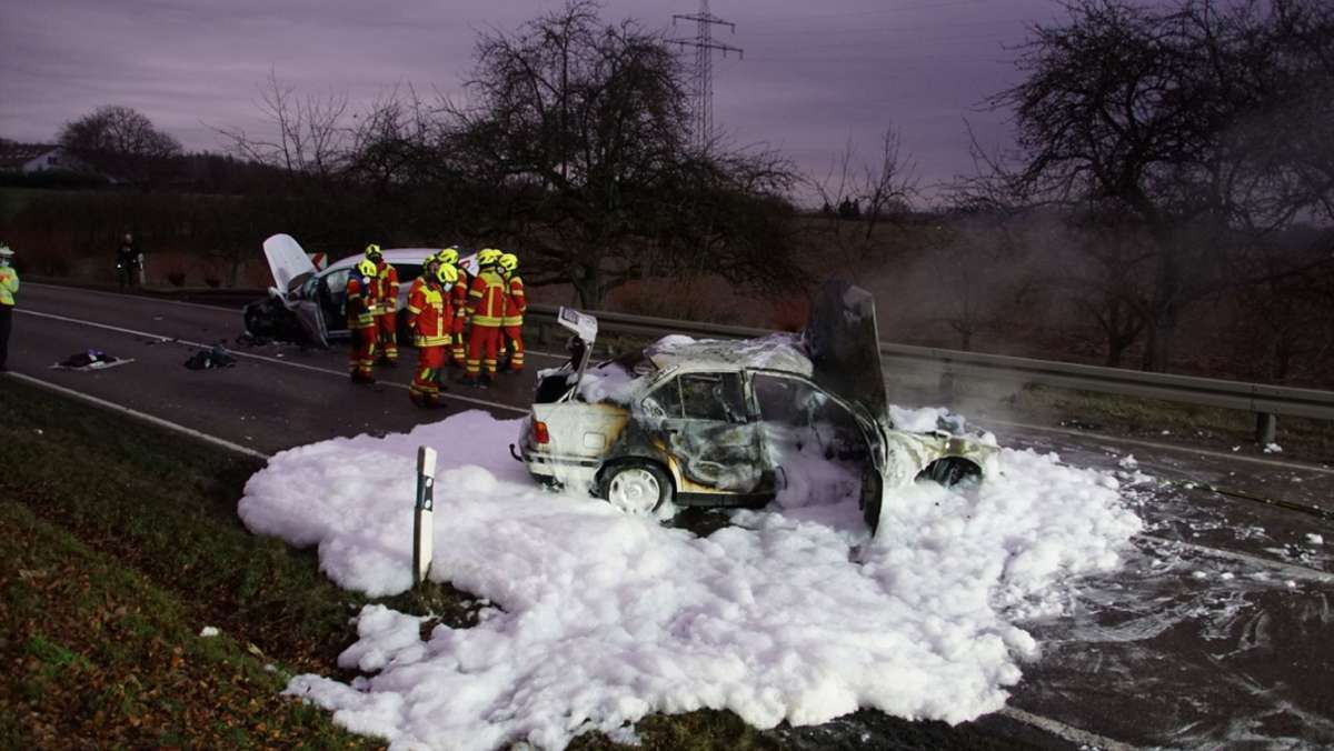  Auf der Straße zwischen Großbottwar und Mundelsheim gerät der Fahrer eines BMW in den Gegenverkehr. Das Auto gerät in Brand – insgesamt werden drei Personen schwer verletzt. 