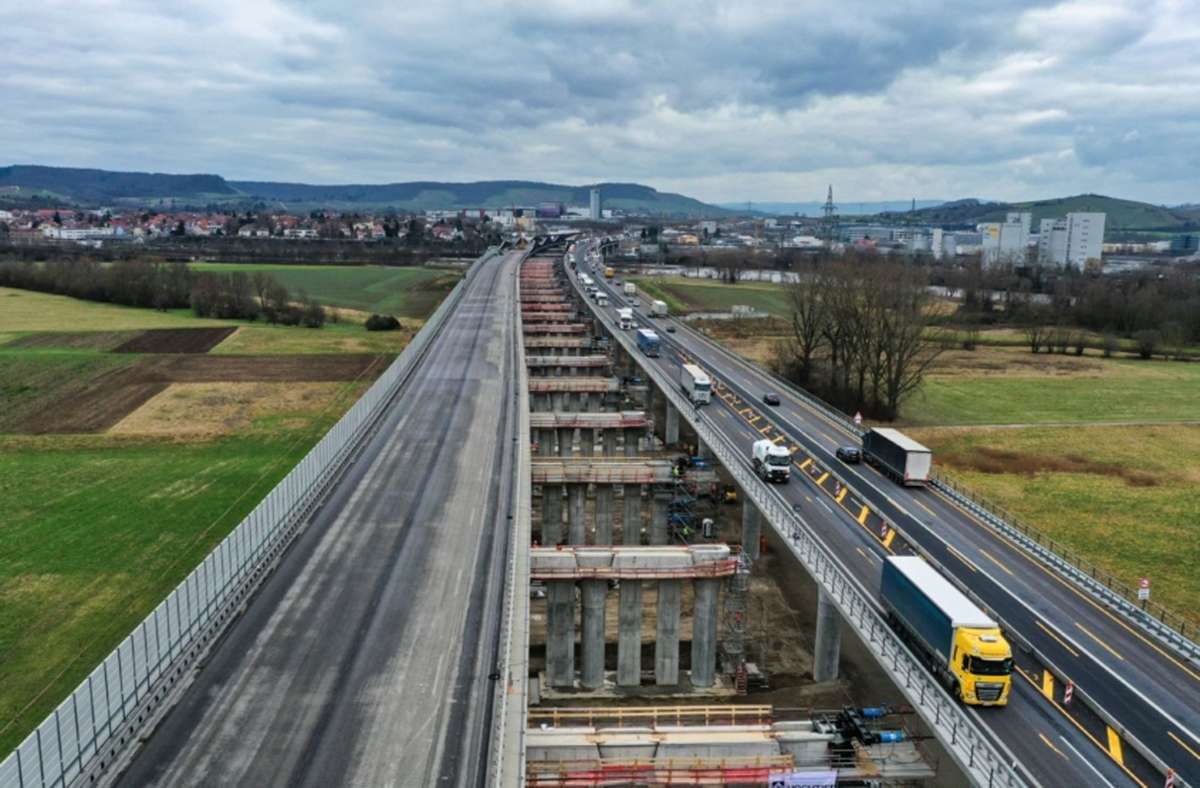 Die beiden Teile der A6-Brücke über das Neckartal werden heute zusammengerückt. Foto: ViA6West