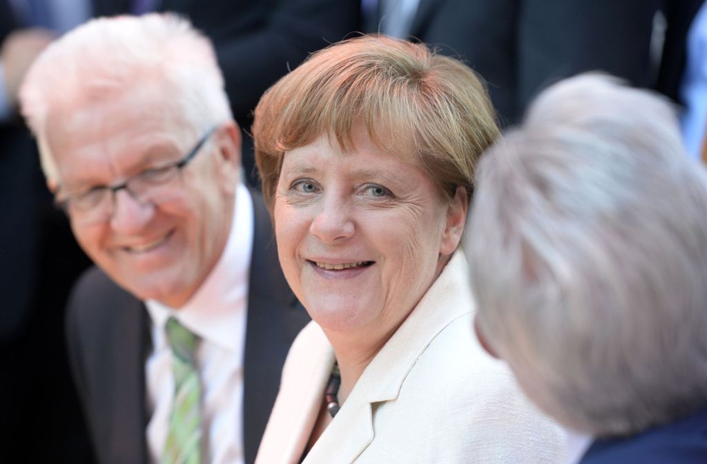 Kretschmann und Bundeskanzlerin Angela Merkel (CDU) im Juli 2016 auf der Stallwächterparty der baden-württembergischen Landesvertretung in Berlin: Die Feier findet traditionell zum Auftakt der parlamentarischen Sommerpause statt. Es war die erste Stallwächterparty der grün-schwarzen Landesregierung.