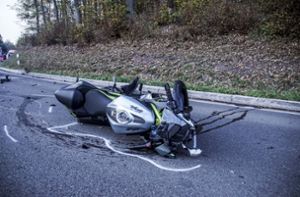 Das Motorrad-Wrack am Unfallort. Foto: SDMG/SDMG / Dettenmeyer