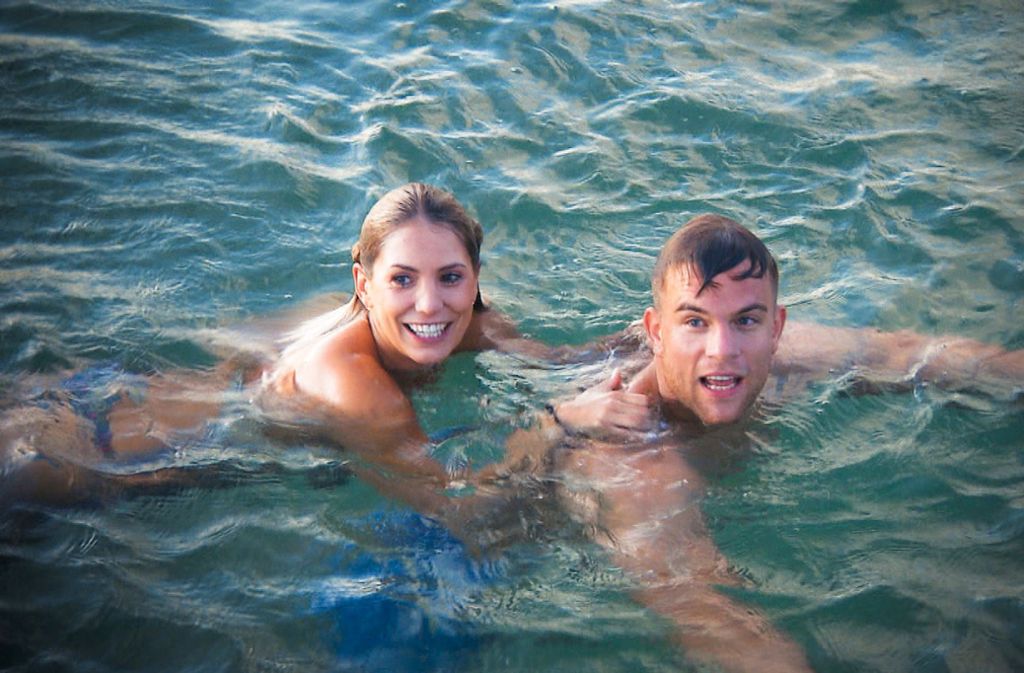 Der Bachelor und Jenny T. haben sich beim Bootsausflug in die warmen Fluten der Karibik gestürzt.
