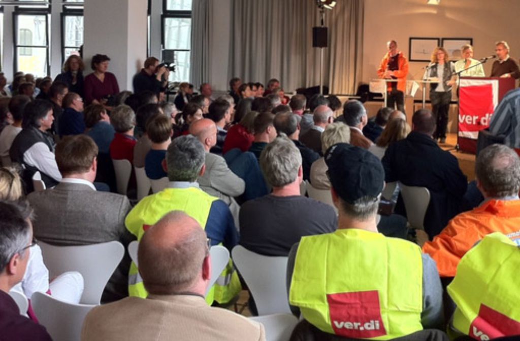 Rund 450 Redakteure von Tageszeitungen in Baden-Württemberg haben sich zum Warnstreik in Stuttgart versammelt. Foto: Schröder