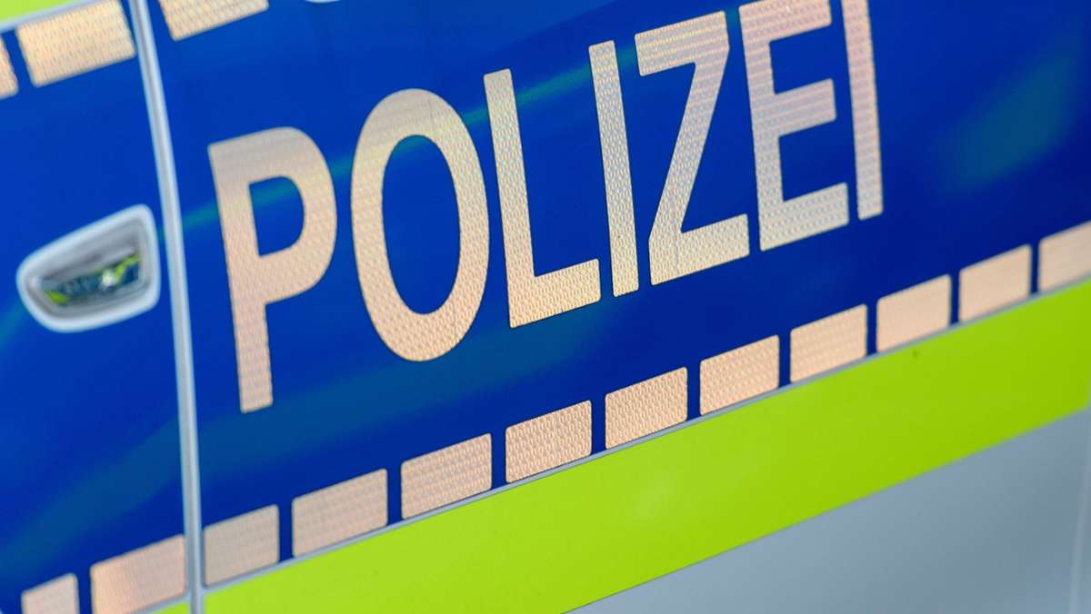  Zu schnell unterwegs: Ein junger Mann hat bereits am späten Freitagabend in Böblingen durch seine gefährliche Fahrweise einen Unfall verursacht. Die Polizei bittet um Zeugenhinweise. 