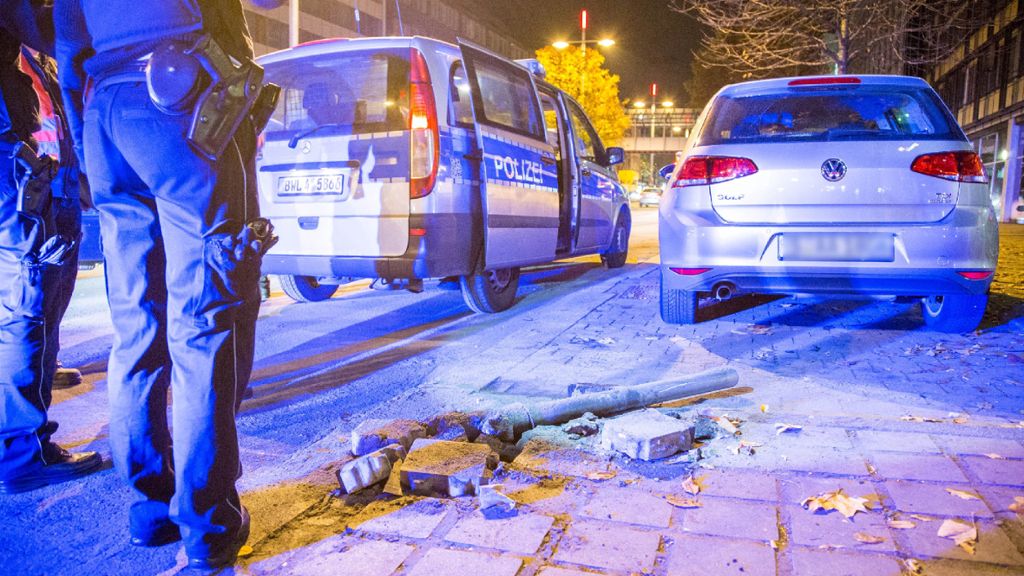 Theo-Heuss in Stuttgart-Mitte: Fahranfänger verursacht Unfall auf Partymeile