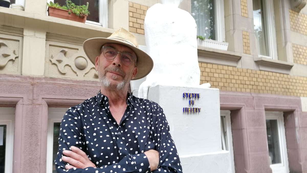 Der Künstler Tomas Kurth hat vor seiner Galerie im Westen eine riesige Skulptur auf den Gehweg gestellt. Entstanden ist das Werk im Lockdown. Es ist ein humorvolles Sinnbild für die Sehnsucht nach all den Freiheiten, die während der Pandemie verloren waren. 