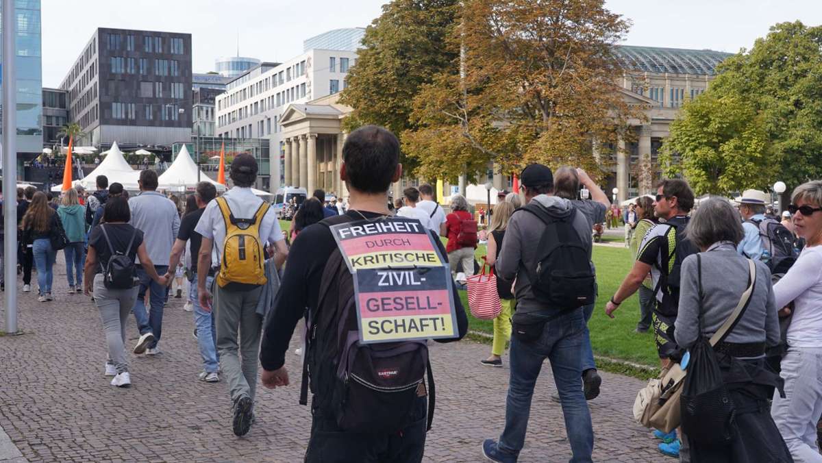  Die Polizei hat am Samstagmittag mehrere Versammlungen in der Stuttgarter Innenstadt aufgelöst. Die Stadt hatte im Vorfeld mehrere Demonstrationen der Querdenker-Bewegung verboten. 