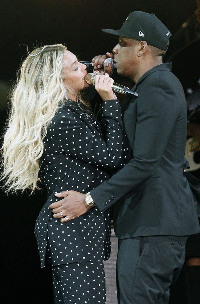 Bei einem Konzert von Beyoncé und Jay-Z in Atlanta hatte ein Fan für kleinere Tumulte auf der Bühne gesorgt. Wie Videos in den sozialen Medien zeigten, ging der Mann im weißen T-Shirt und kurzer Hose die Treppen zur Bühne hinauf, als die beiden Musiker diese gerade verlassen hatten. Mehrere Tänzer versuchten daraufhin, den Fan daran zu hindern, den Backstage-Bereich zu betreten.