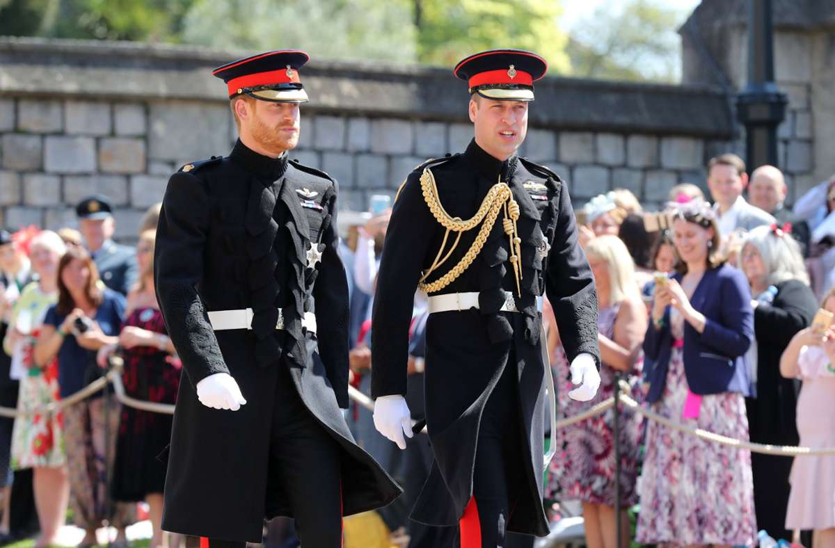 2018: Bräutigam Prinz Harry geht mit seinem Trauzeugen William zu seiner Trauung mit Meghan Markle in der Kapelle von Schloss Windsor.