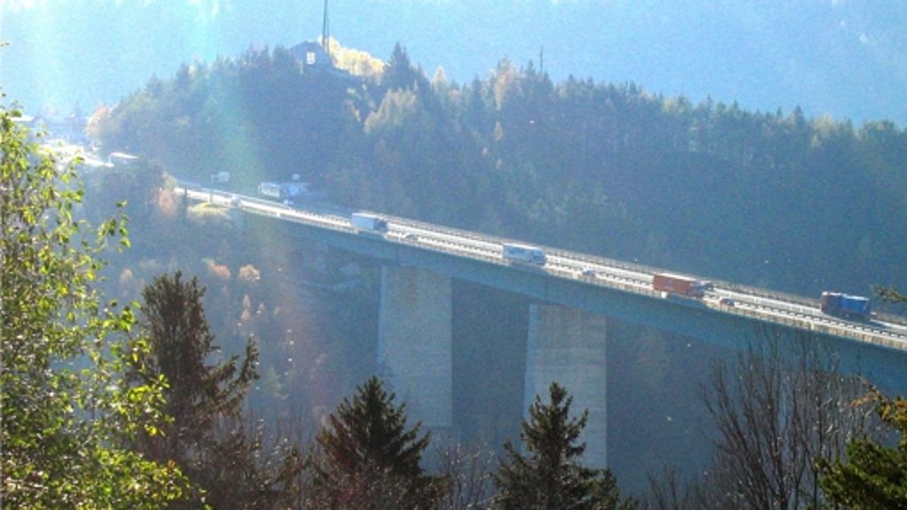  Vor 50 Jahren wurde die Europabrücke am Brenner eingeweiht. Was damals als verkehrspolitischer Durchbruch gefeiert wurde, ist heute ein sklerotischer Engpass im Transitverkehr von Norden nach Süden. 