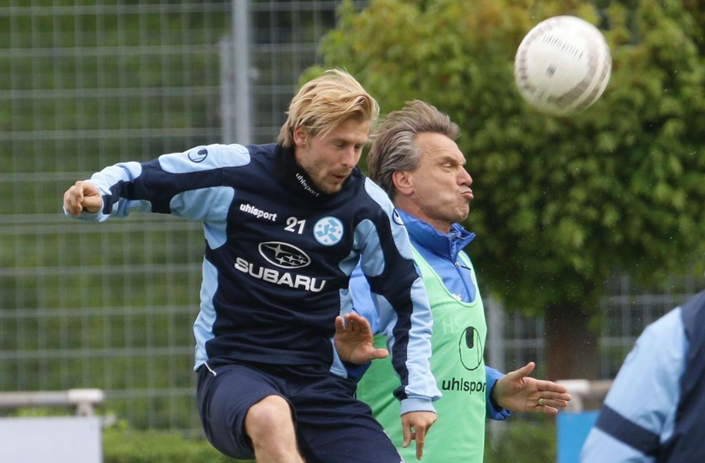 Zweikampfschulung im Training mit Trainer Horst Steffen, der nun die SV Elversberg trainiert. An diesem Sonntag kommt es zum Wiedersehen beim Spiel des VfB II im Schlienzstadion.