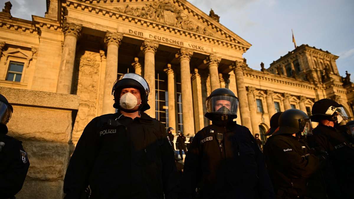 Reichsflaggen bei Protesten gegen  Corona-Maßnahmen: Politiker bestürzt über Ereignisse am Berliner Reichstag
