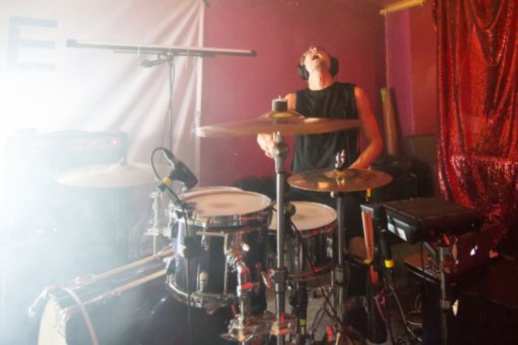 Konterkarierender Faktor mit Wumms: Drummer Magnus Frey.