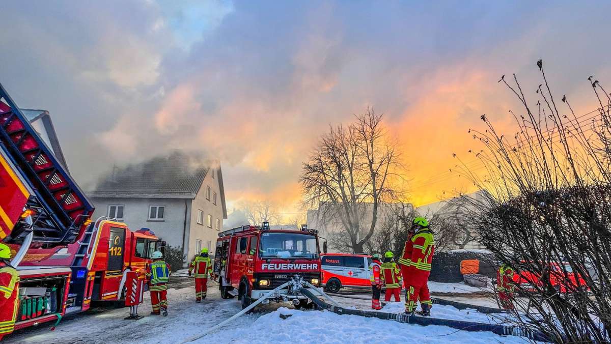  Am Freitag bricht in einer Scheune in Amstetten im Alb-Donau-Kreis ein Feuer aus. Ungefähr 30 Rinder befinden sich in dem Gebäude. Die Feuerwehr kann nicht alle in Sicherheit bringen. 