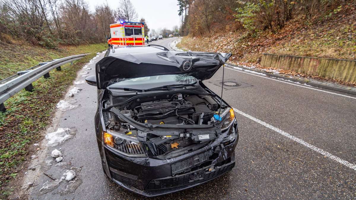 Heftiger Auffahrunfall bei  Kirchheim: Fahranfänger kracht in Auto, Frau verletzt sich