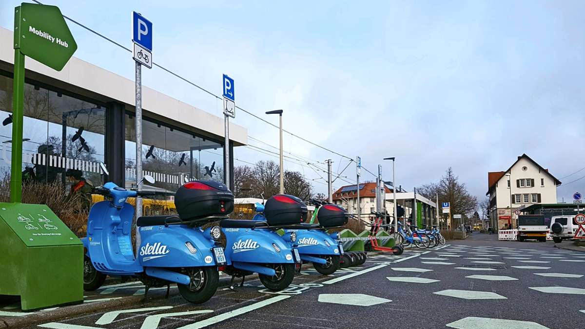  Weil die Reise nicht am Bahnsteig endet, gibt es jetzt am Bahnhof in Stuttgart-Vaihingen einen Mobilitätspunkt, an dem Pendler von der Bahn auf Smart, Scooter oder Fahrrad umsteigen können. Wir haben uns die neuartige Station genauer angeschaut. 