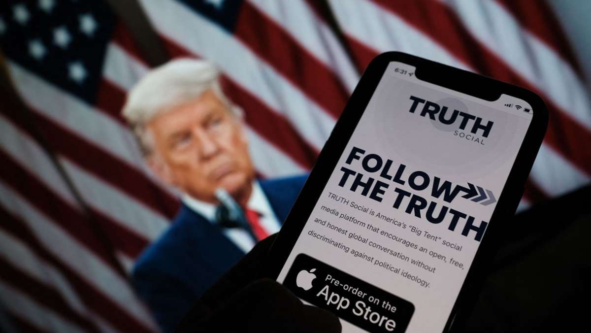  Der ehemalige US-Präsident Donald Trump will in Kürze sein eigenes Online-Netzwerk an den Start bringen. Truth Social heiße die Plattform, mit der er „der Tyrannei“ der großen Tech-Konzerne die Stirn bieten werde, erklärte Trump am Mittwoch. 