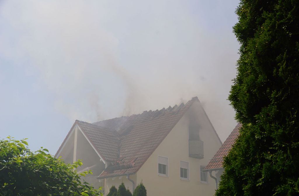 Ein Bewohner hatte den Brand entdeckt und versucht, das Feuer selbst zu löschen.