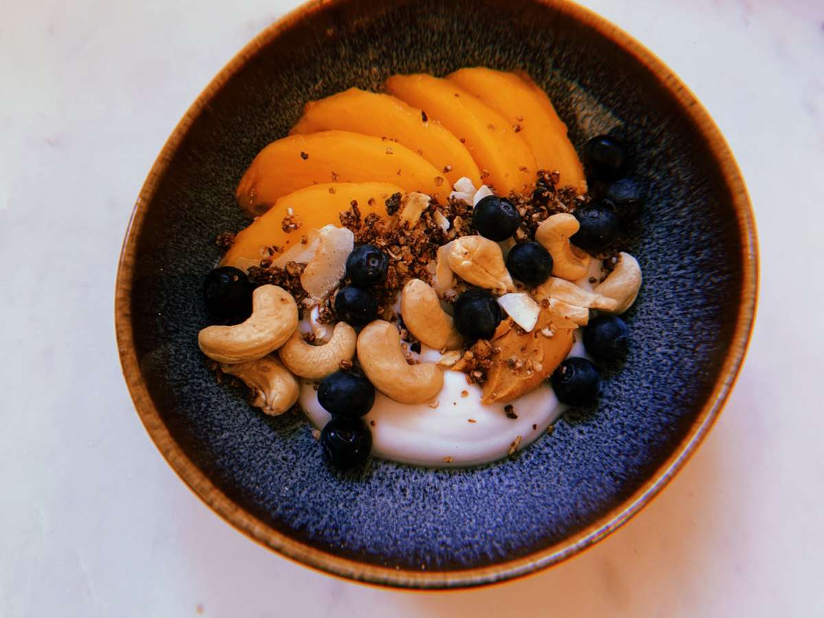 Das Auge isst immer mit – hier die Joghurt-Bowl mit Granola und Obst.   Foto: Alla Lukashova