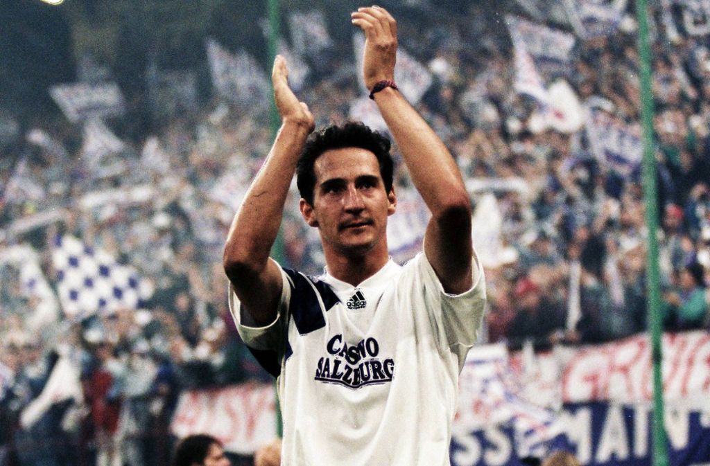 Sieht aus wie Raúl vor der Fankurve von Real Madrid. Ist aber Eintracht Frankfurts Adi Hütter im Trikot von Casino Salzburg 1994.
